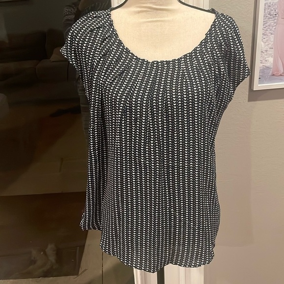 EUC Lauren Conrad Navy with white Hearts Blouse Size Medium - Picture 1 of 9